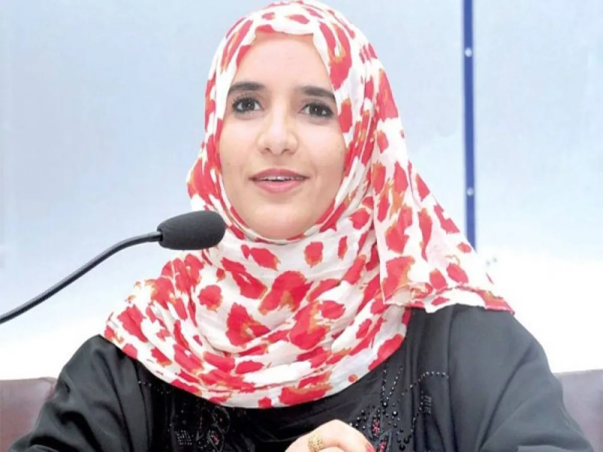 صورة للروائية الفائزة بجائزة الادب العربي