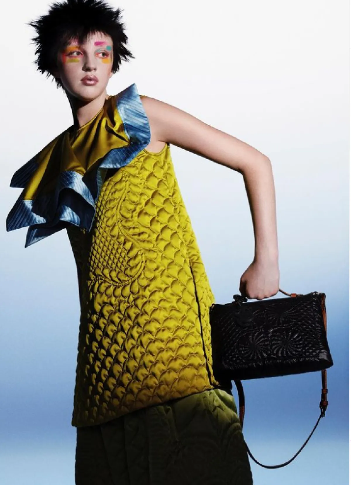 سترة من دون أكمام مزدانة بوشاح من الحرير