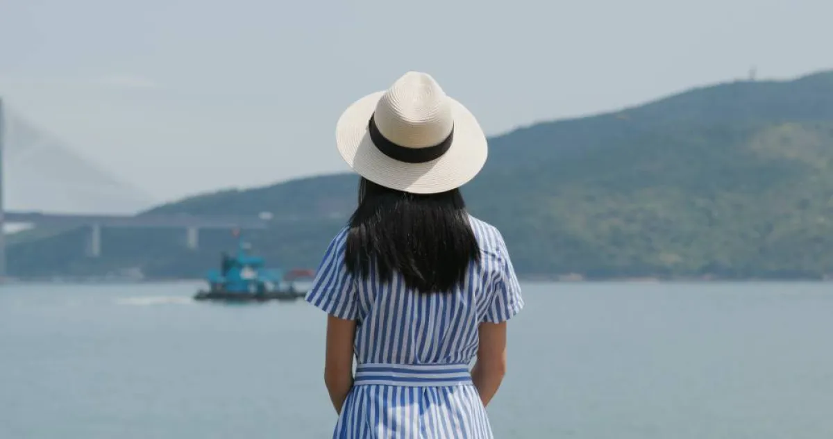 القبعة ضرورية أثناء التواجد على البحر