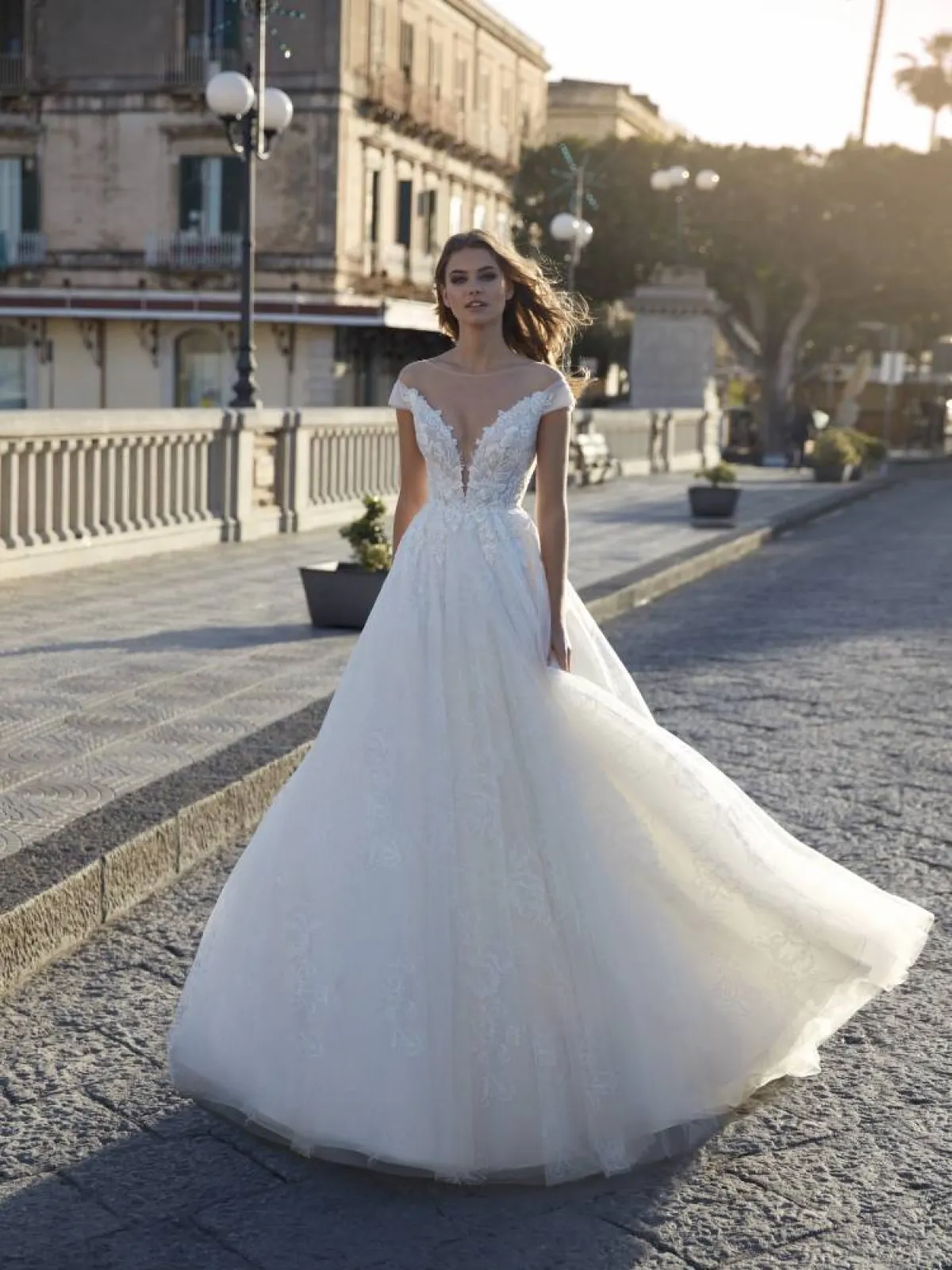 فستان زفاف أوف شولدرز من نيكول كوتور  