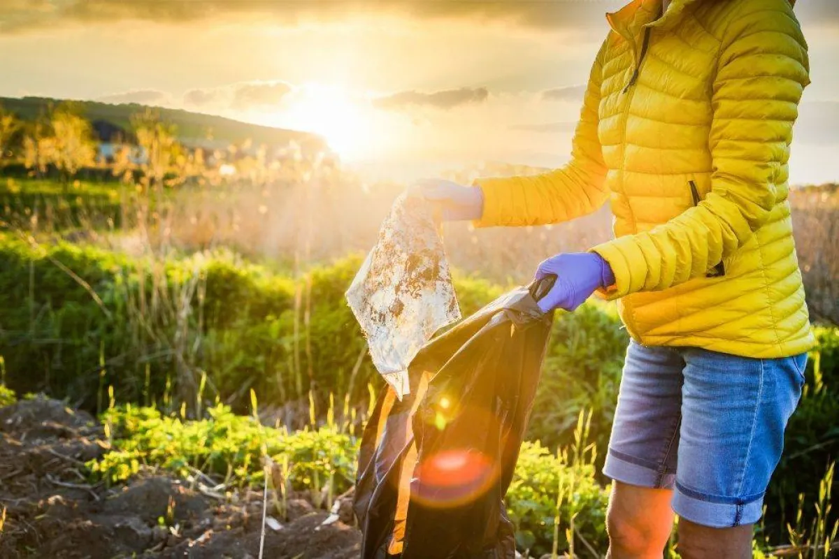 صورة تظهر شخص يمارس العمل التطوعي