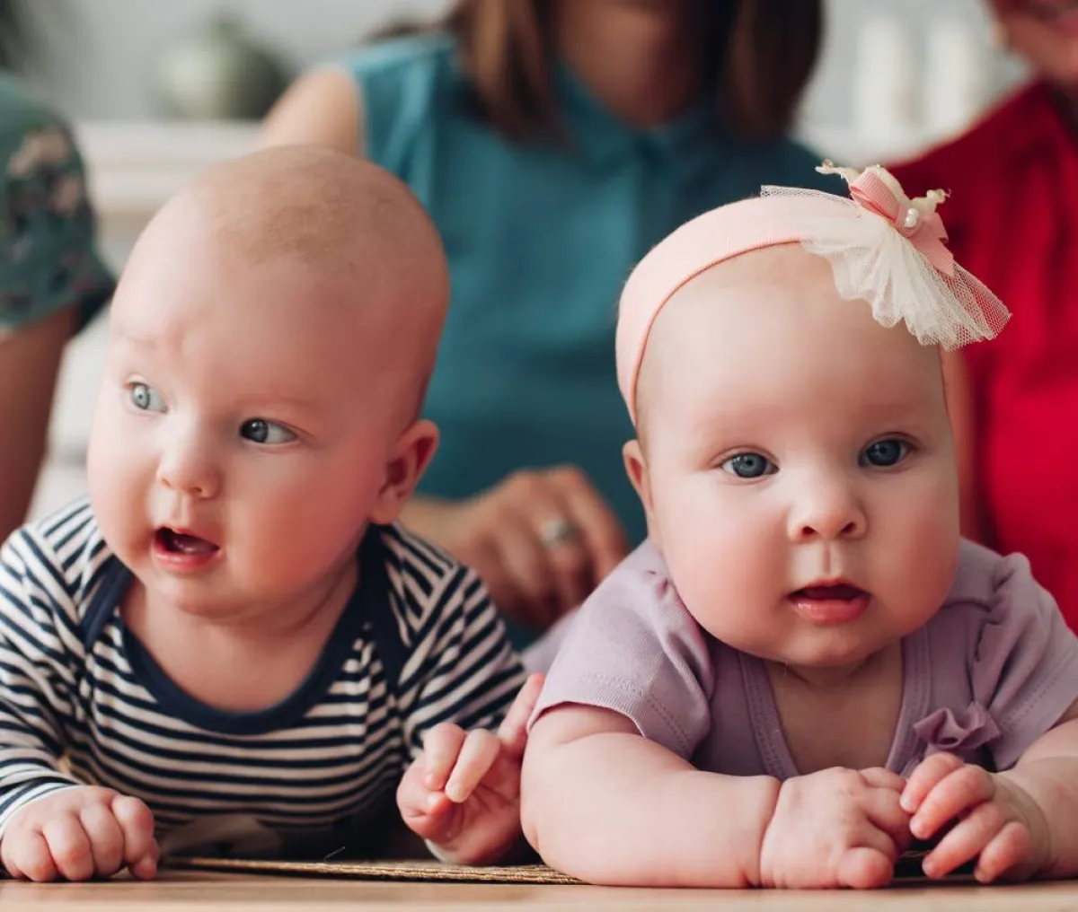 صورة لرضيعين