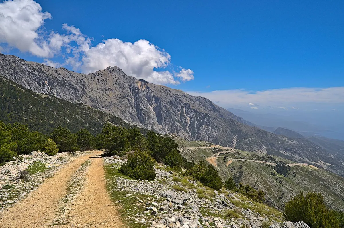 يعد ممر لوغارا أحد أشهر الأماكن في ألبانيا