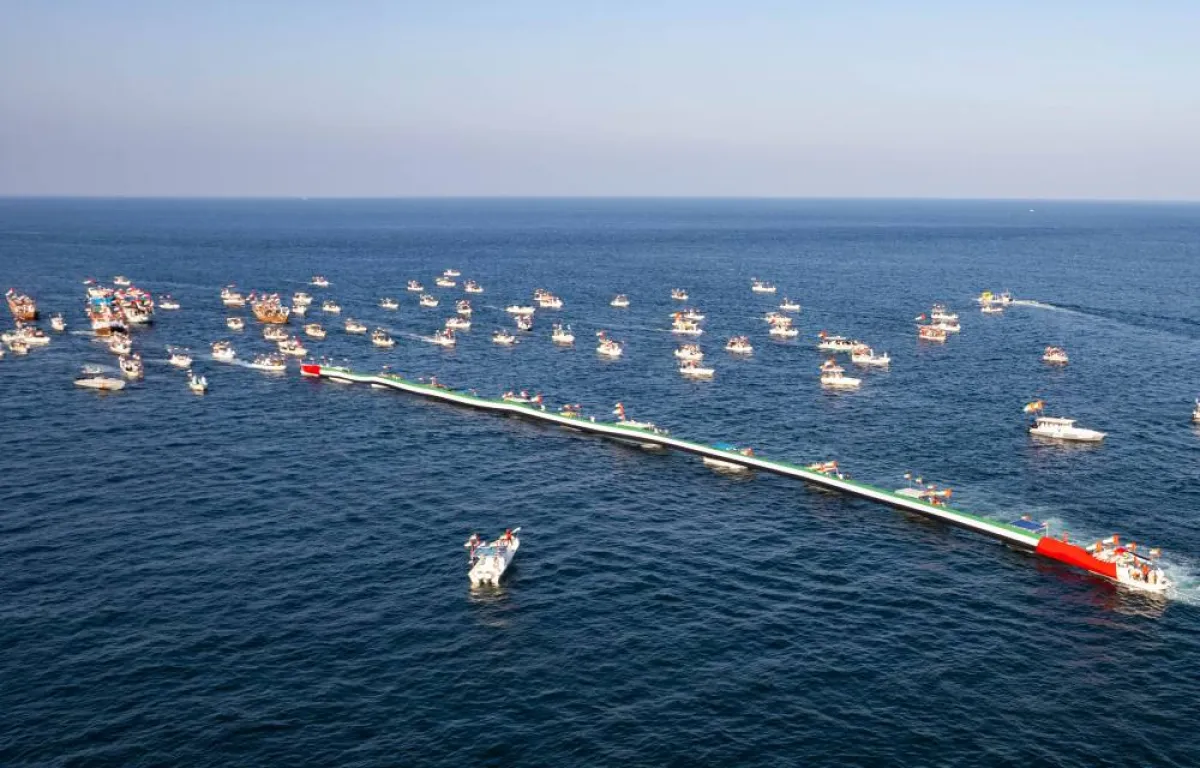 مسيرة بحرية ضخمة في الفجيرة احتفالا بعيد الاتحاد الخمسين - الصورة من وام