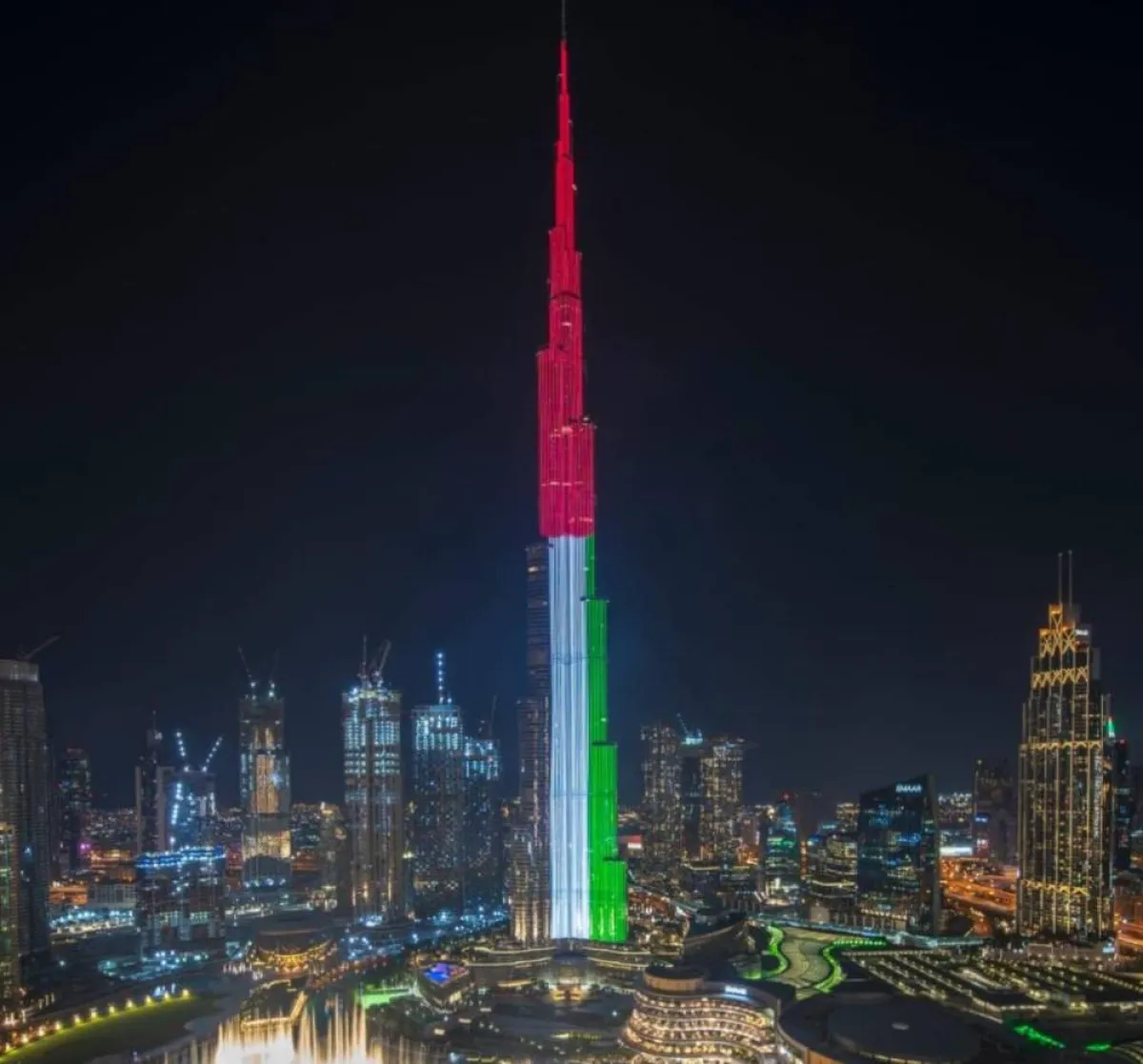 برج خليفة يتزين بعلم الإمارات