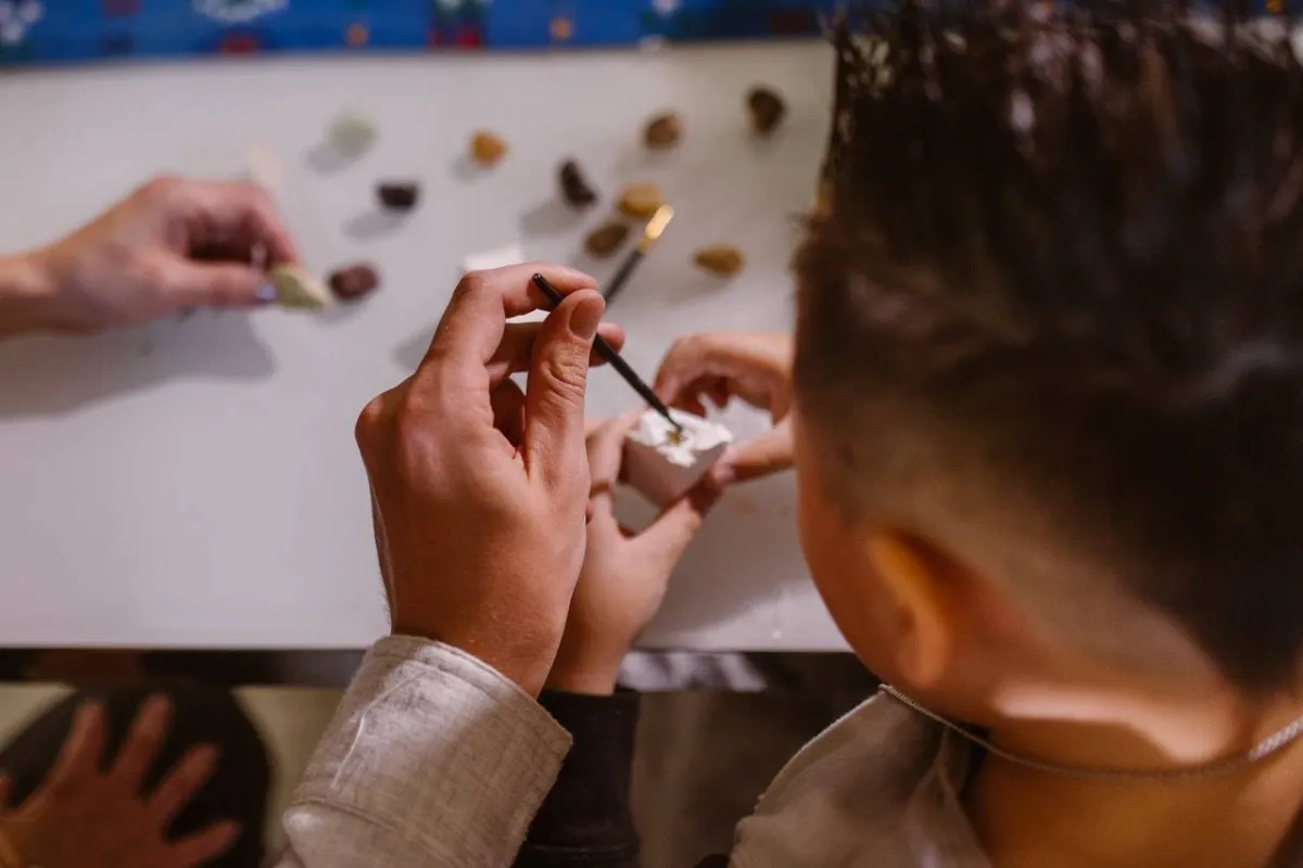 صورة أم تعلم طفلها صنع الصلصال