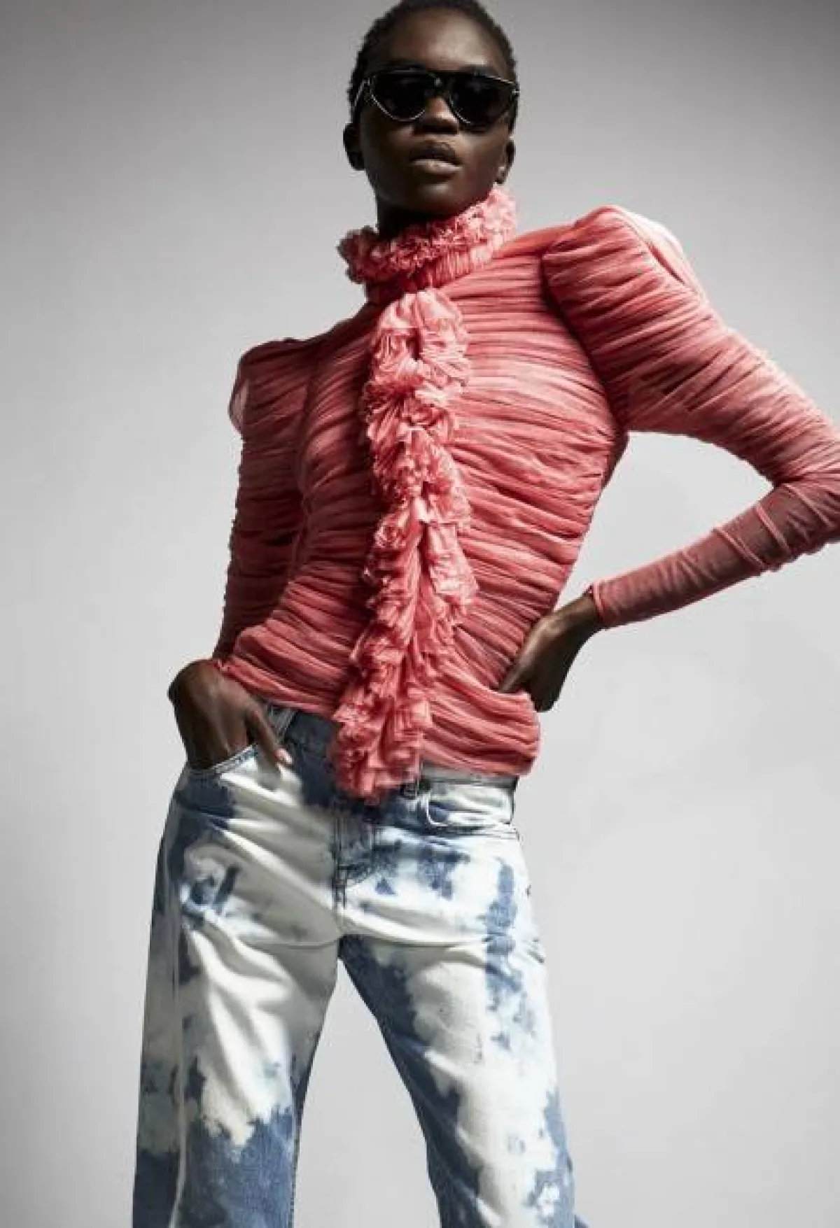 بلوزة كم طويل كشكش باللون الوردي مع بنطلون جينز 