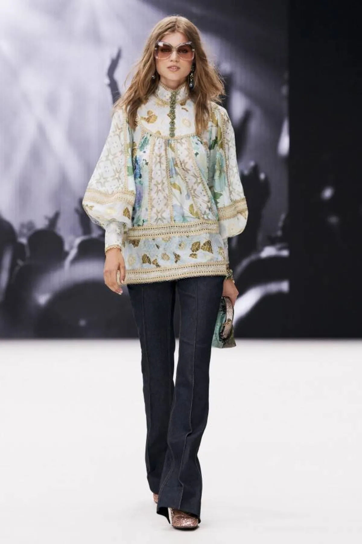 بلوزة كم طويل منفوخ مطبعة بالورود مع بنطلون جينز ضيق