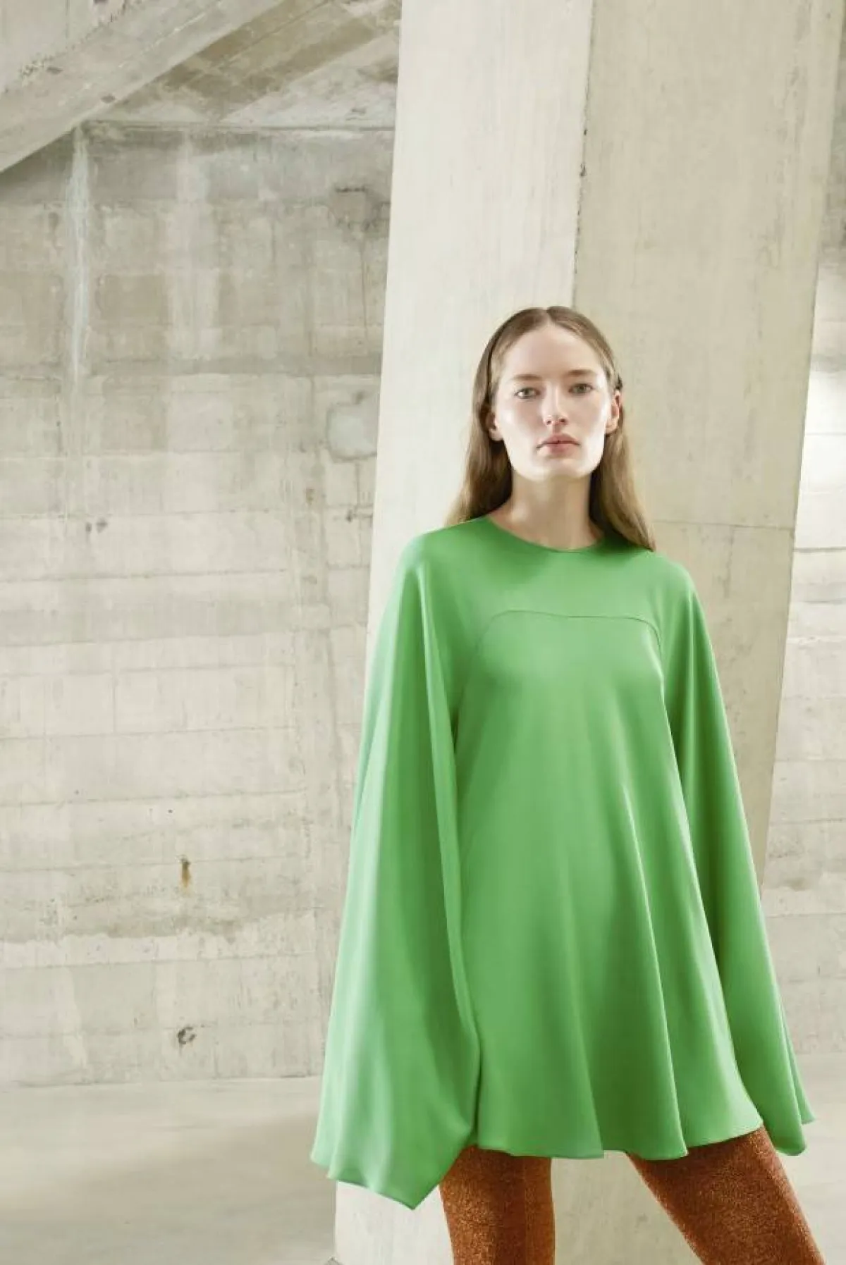 بلوزة أوفر سايز خضراء بأكمام طويلة مع بنطلون ضيق باللون الجملي