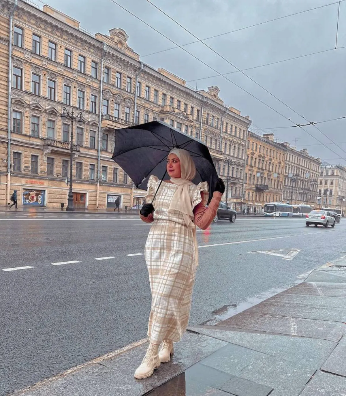 علا عبد الحميد بفستان كاروهات بيج مع إيشاب وجزمة بوت بنفس اللون 