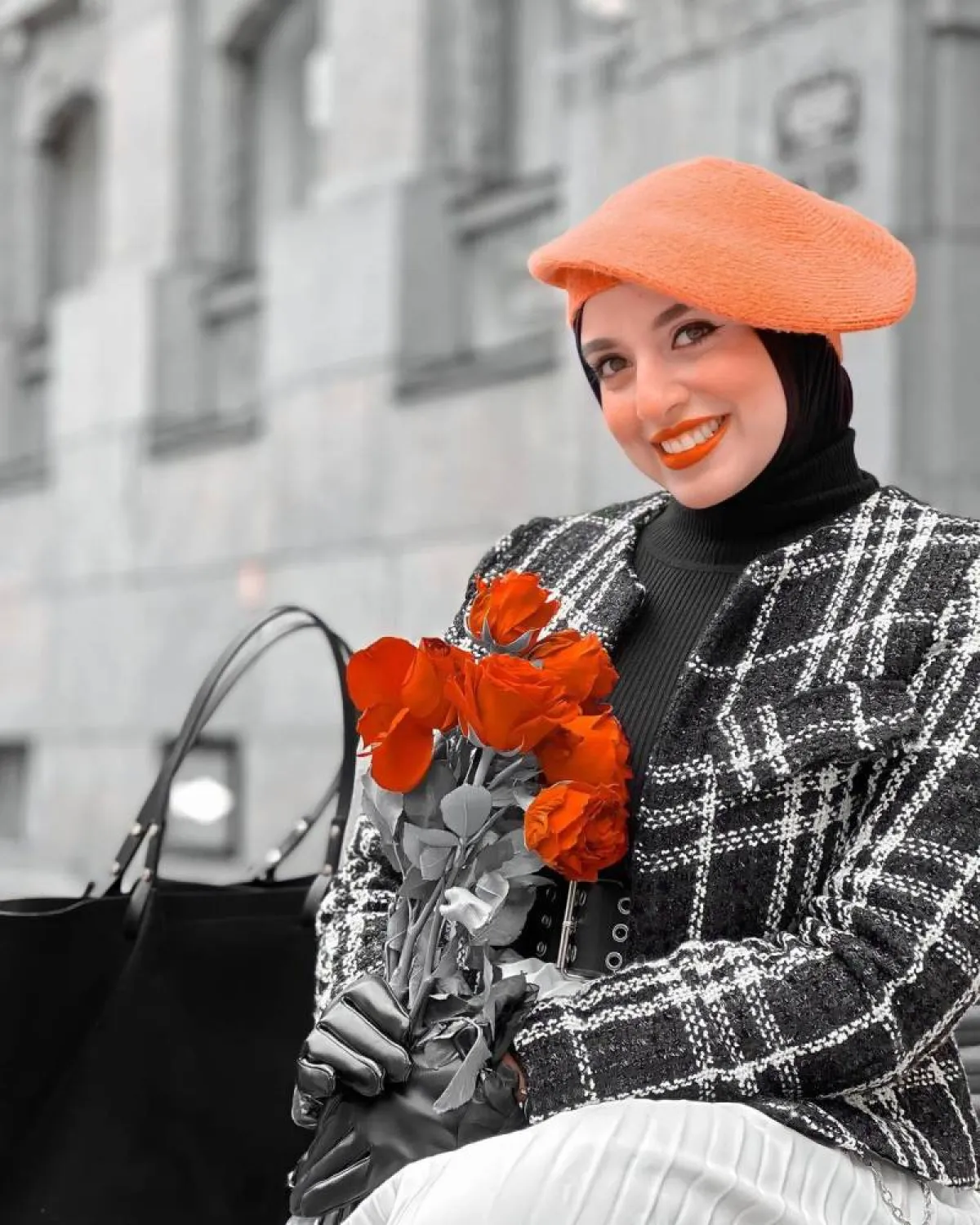 نادلة الخولي بجاكيت كاروهات بخطوط سوداء وبيضاء مع تنورة بليسيه بيضاء 