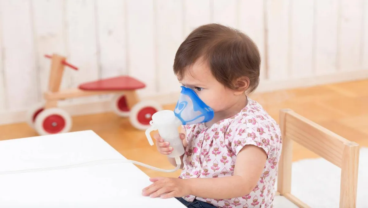 صورة لطفلة تخضع لموسع القصبات بسبب تغير معدل التنفس لديها لأسباب مرضية