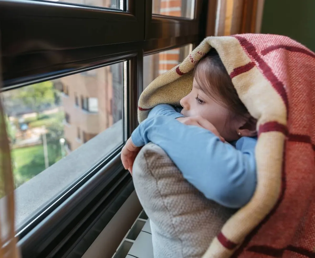 صورة لطفلة تعاني من أمراض تنفسية تؤثر على معدل التنفس الطبيعي لديها