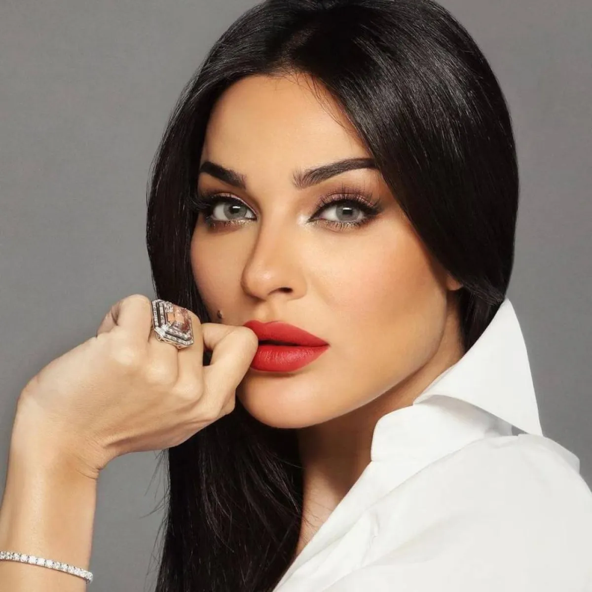 مكياج ناعم مع روج أحمر