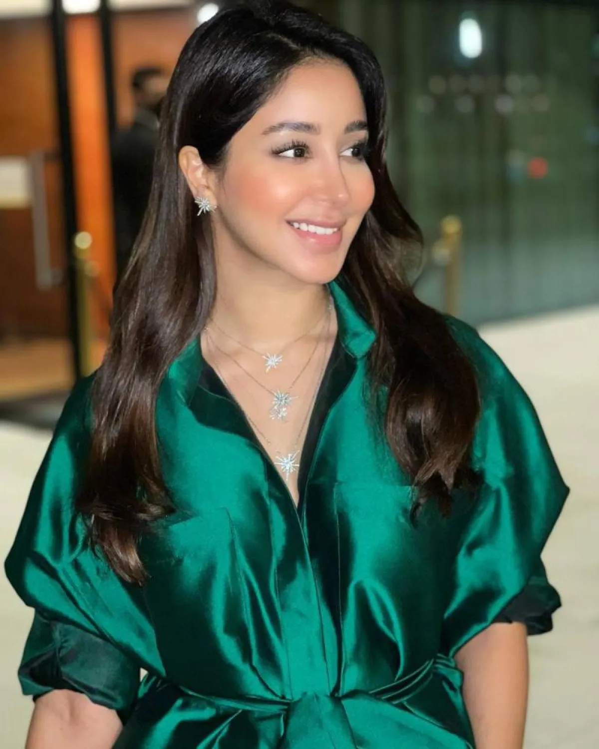 مكياج ناعم وبشرة مضيئة