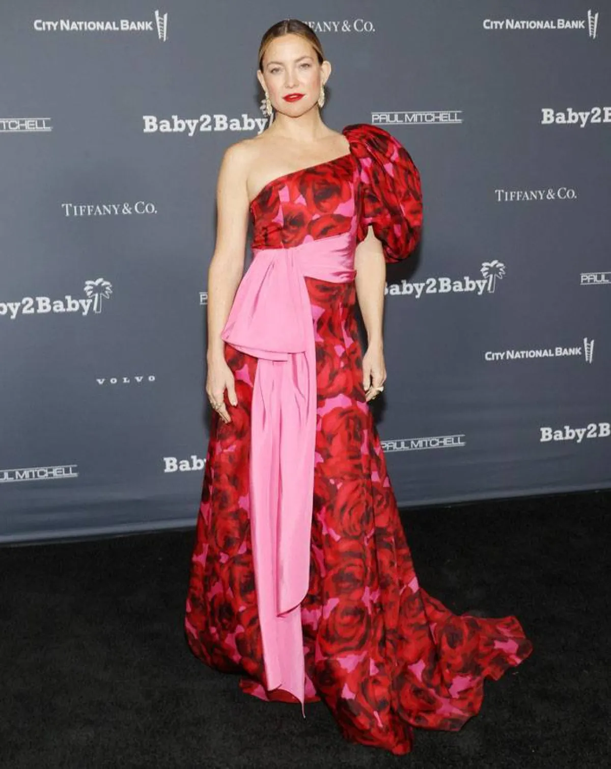 كيت هدسون ترتدي فستاناً مطبعاً بالزهور الوردية