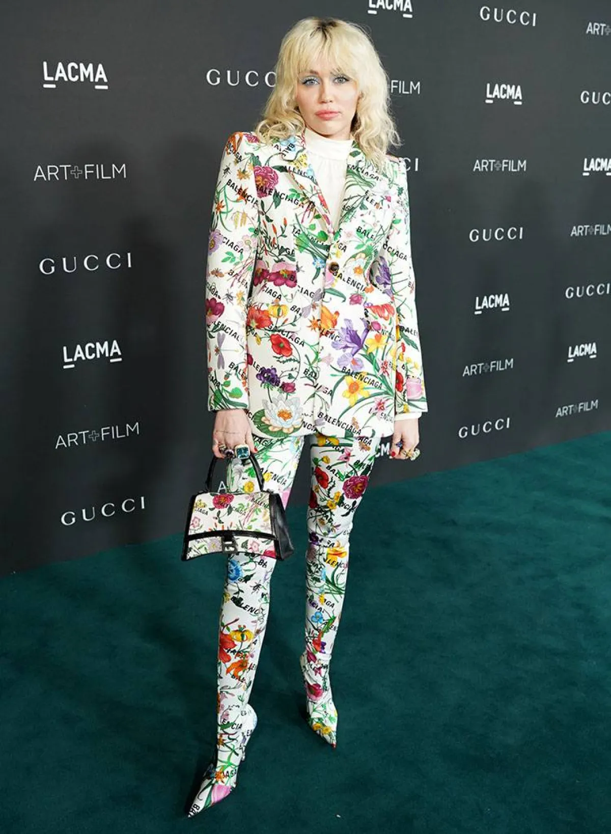 مايلي سايرس ترتدي بدلة مطبعة 