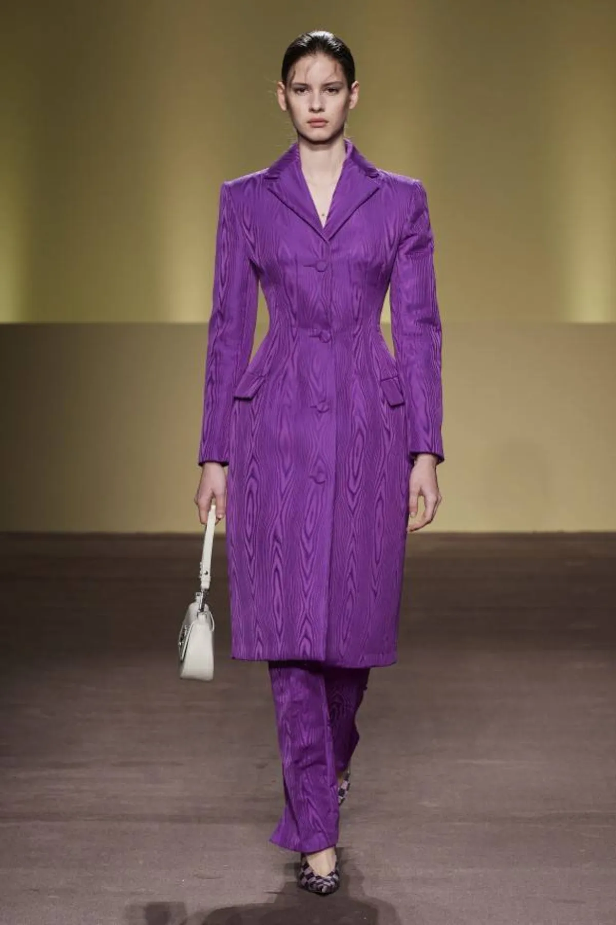 موديلات معاطف باللون البنفسجي