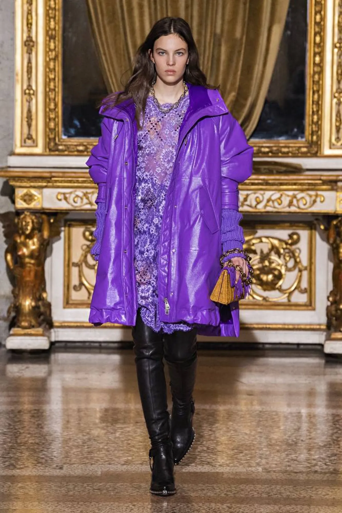 موديلات معاطف باللون البنفسجي