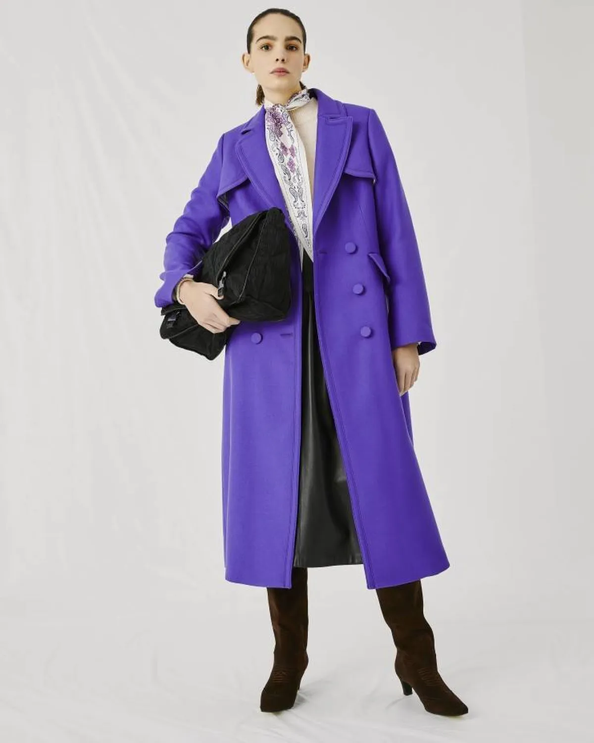 موديلات معاطف باللون البنفسجي