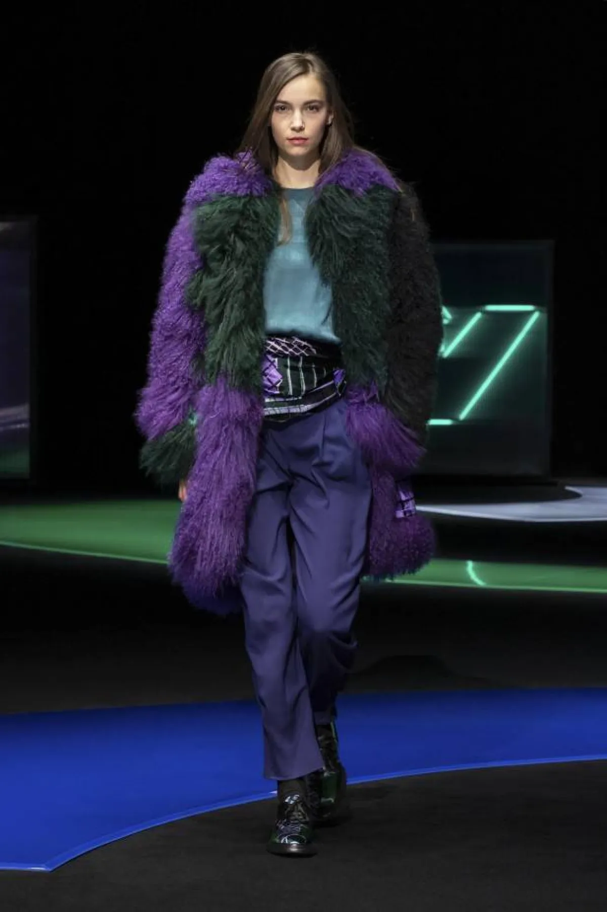 موديلات معاطف باللون البنفسجي