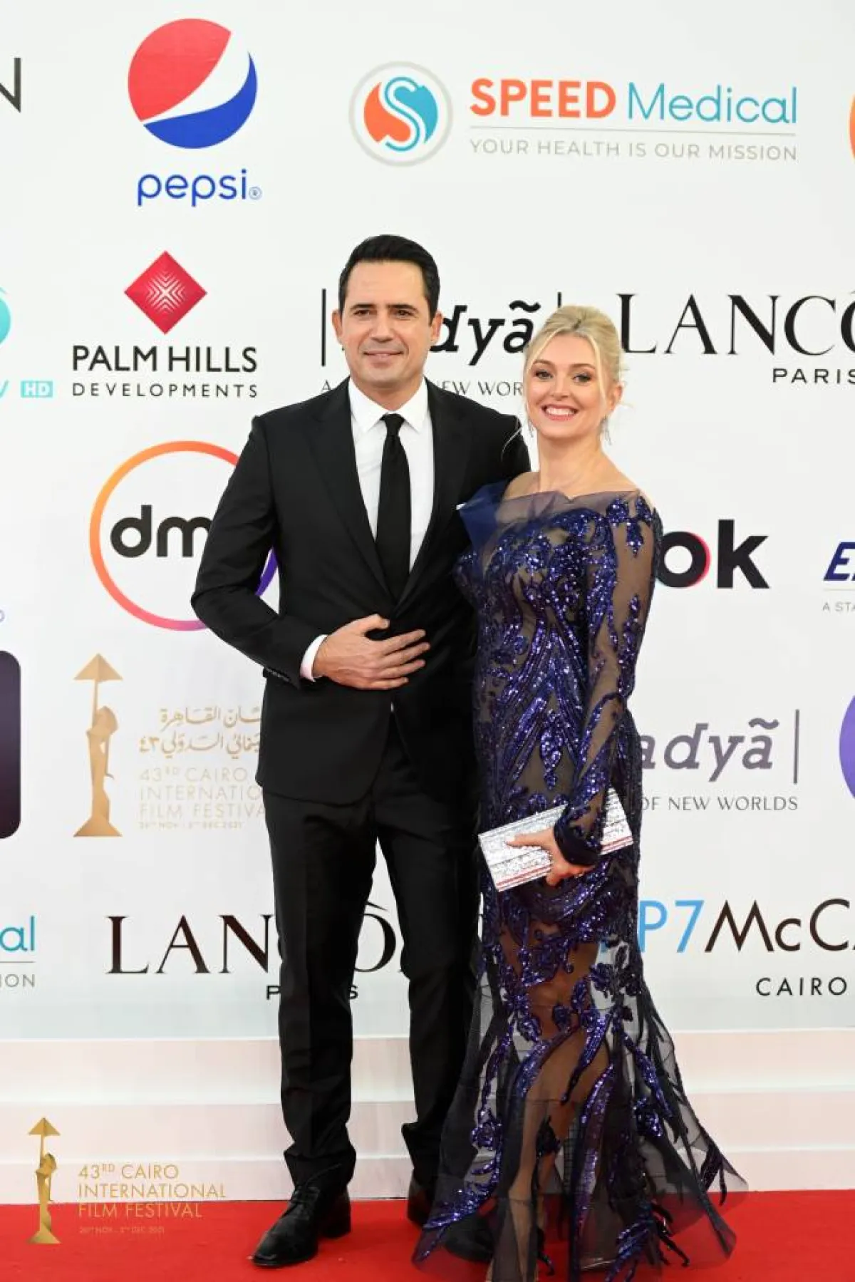 النجم ظافر العابدين وزوجته - الصورة من المسؤول الإعلامي لمهرجان القاهرة السينمائي