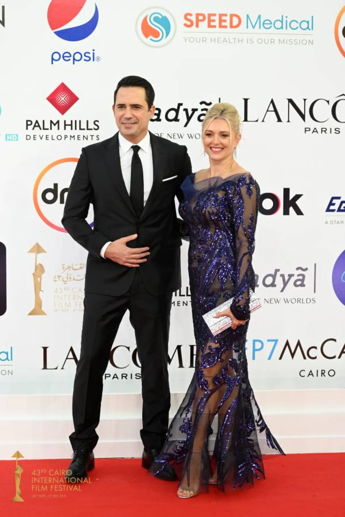 النجم ظافر العابدين وزوجته - الصورة من المسؤول الإعلامي لمهرجان القاهرة السينمائي