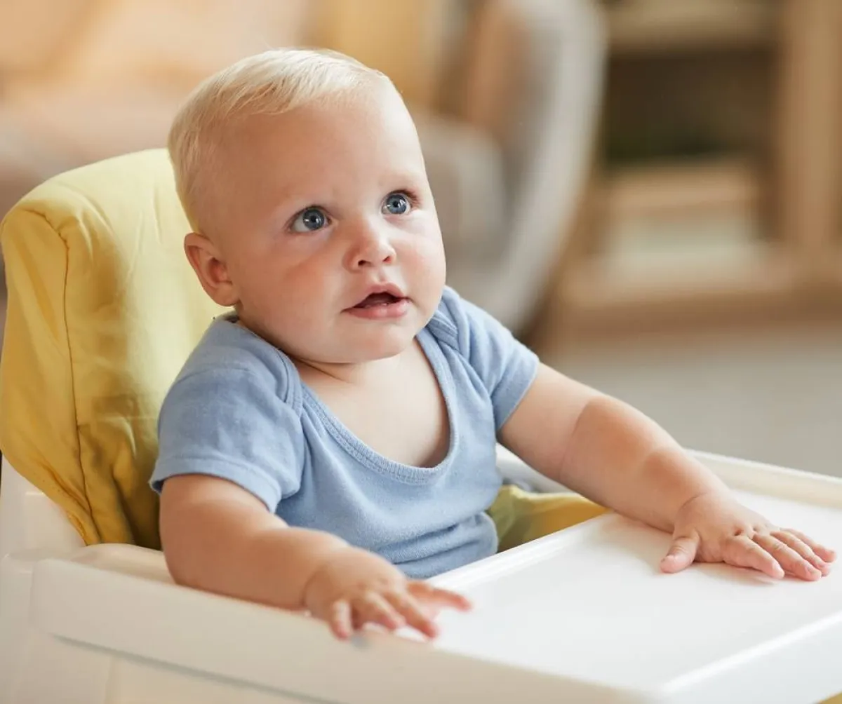 صورة رضيع لم يكمل السنة وينتظر التواصل من العالم المحيط به