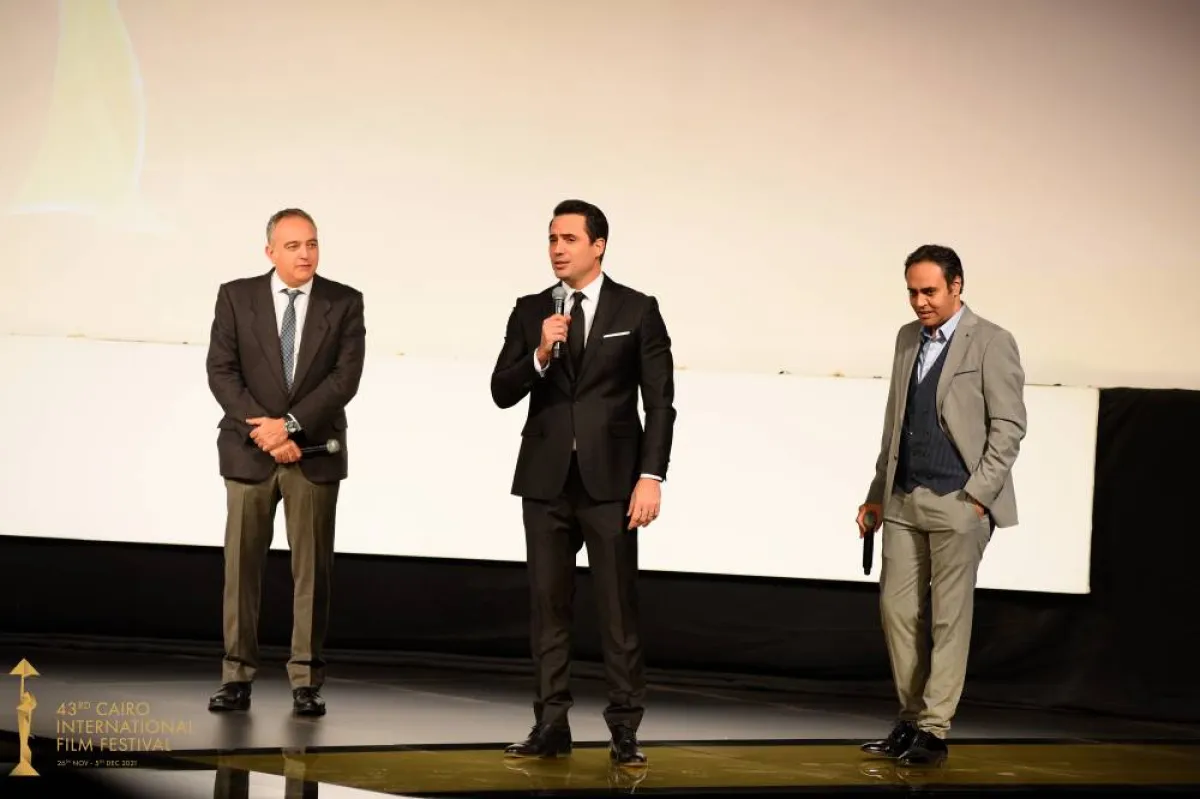 ظافر العابدين خلال صعوده على المسرح قبل عرض فيلم غدوة - الصورة من المسؤول الإعلامي للمهرجان