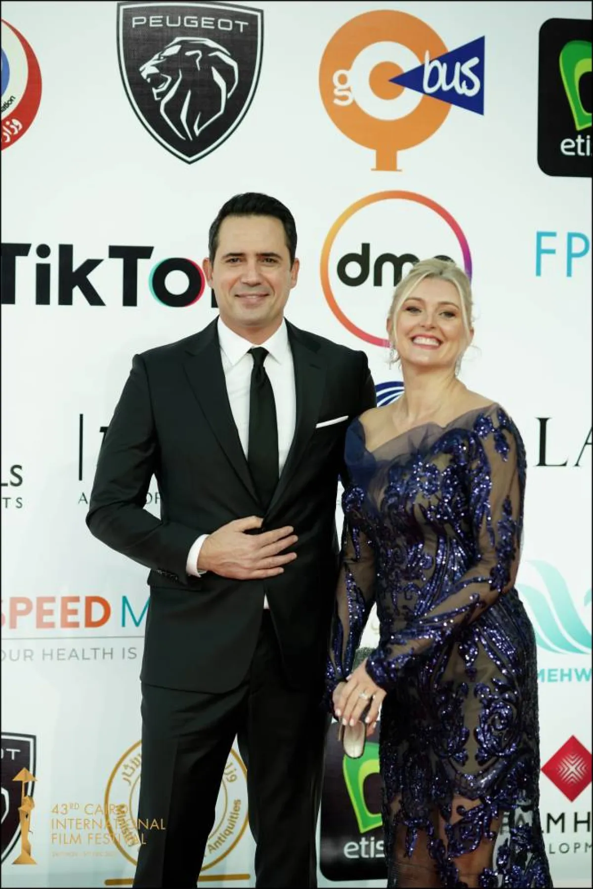 النجم ظافر العابدين وزوجته - الصورة من المسؤول الإعلامي للمهرجان