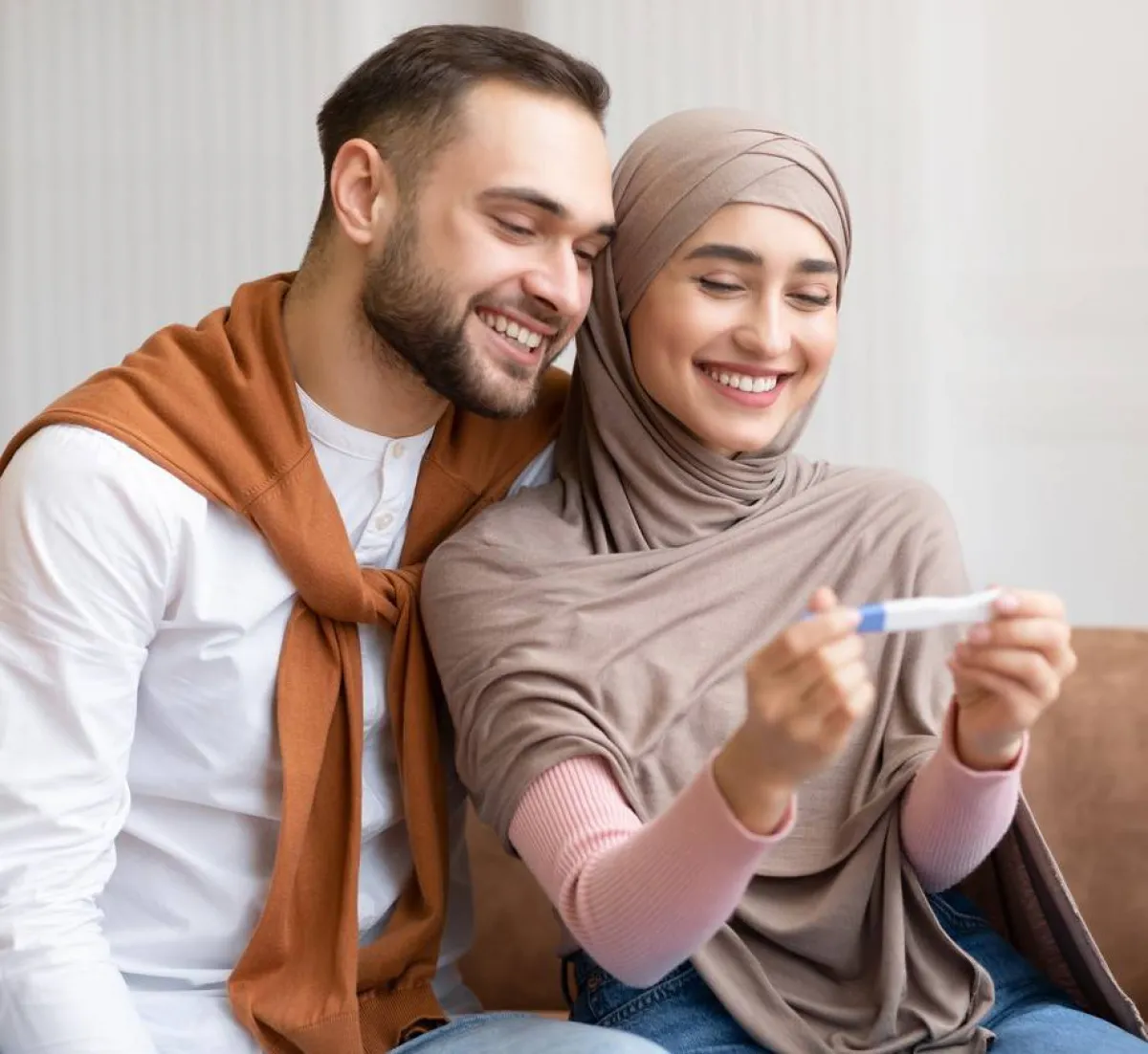 صورة لزوجين سعيدين بنتيجة الاختبار