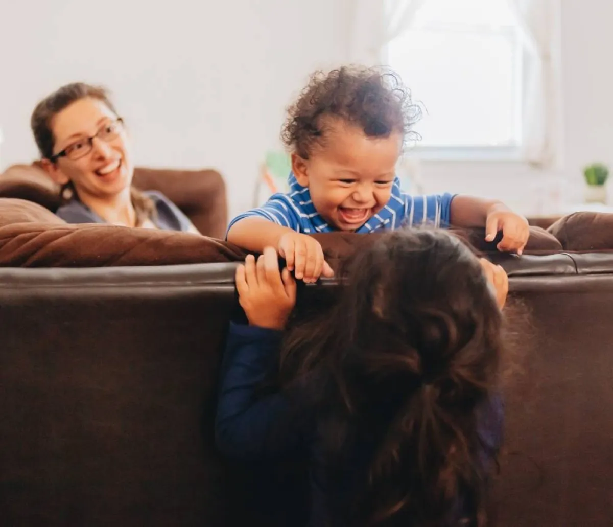 صورة لأم مع طفلها في لعبة بيكابو