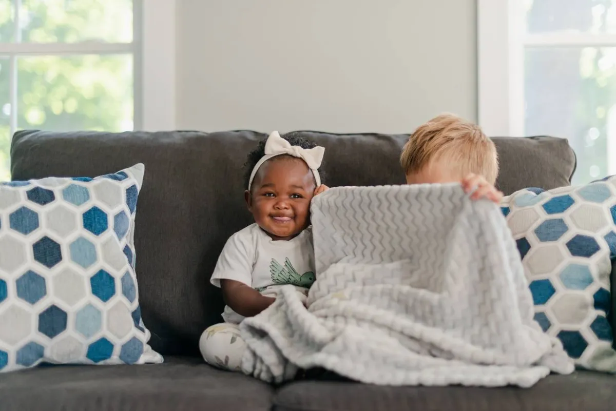 صورة لطفلين يعلعبان بيكابو