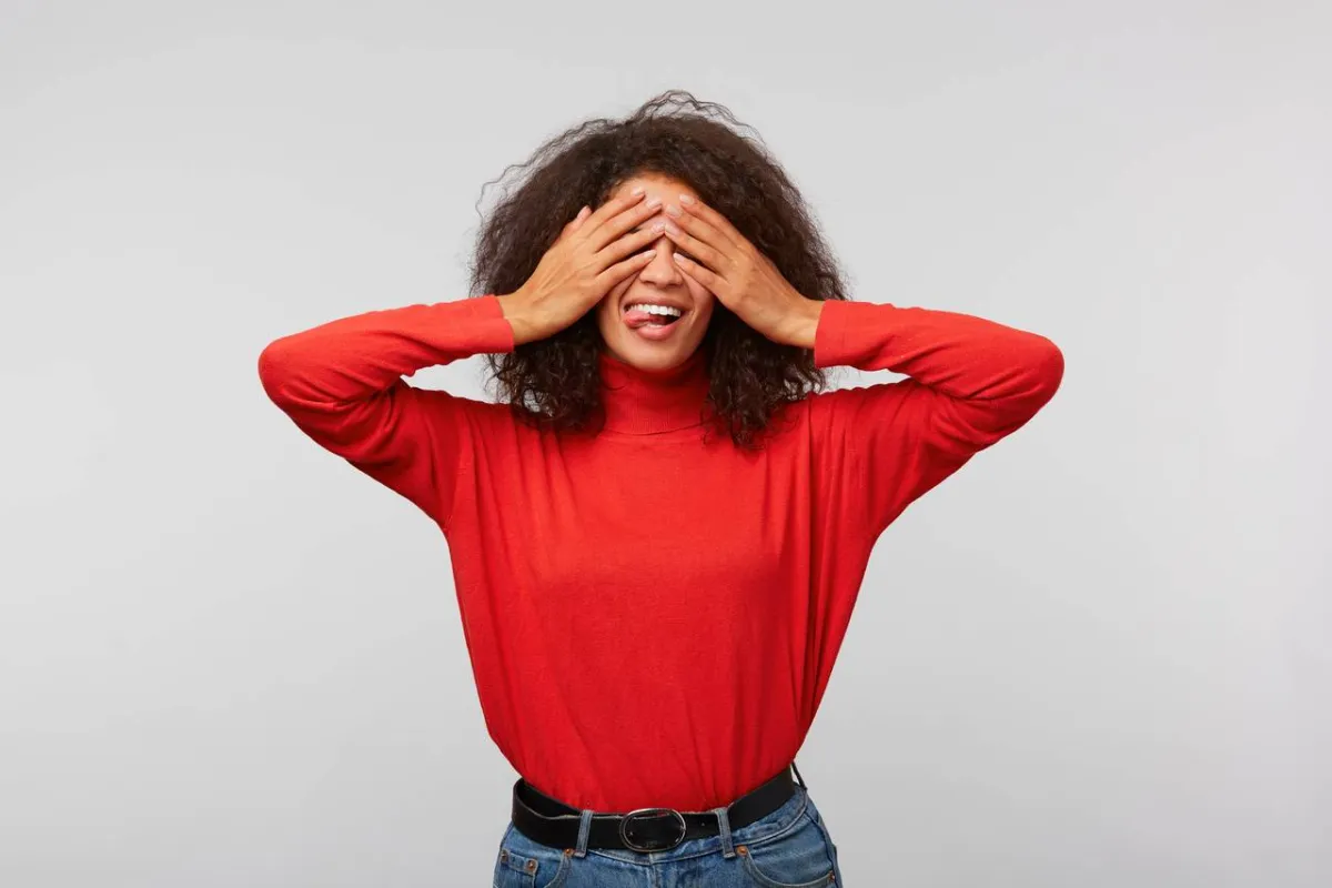 صورة لامرأة تمد لسانها