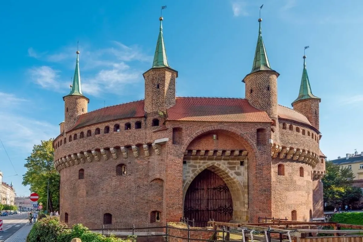  بوابة "باربيكان" من العصور الوسطى