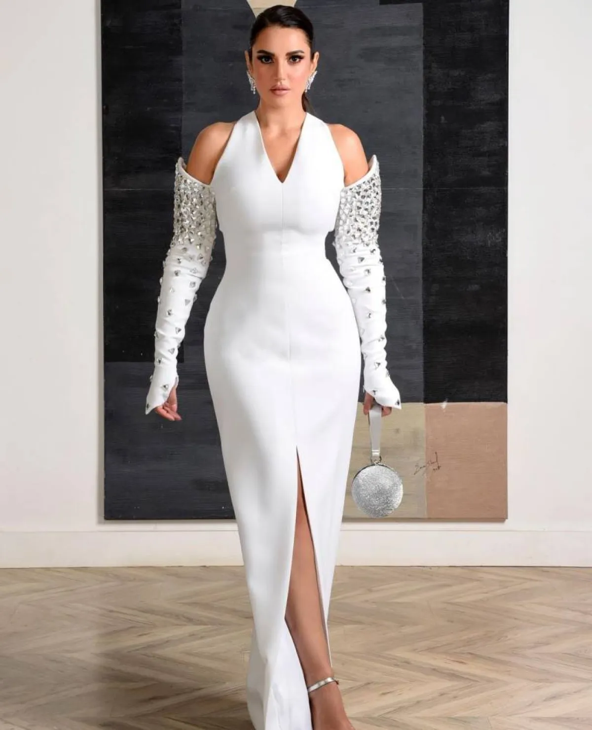 درة زروق بفستان جذاب باللون الأبيض  