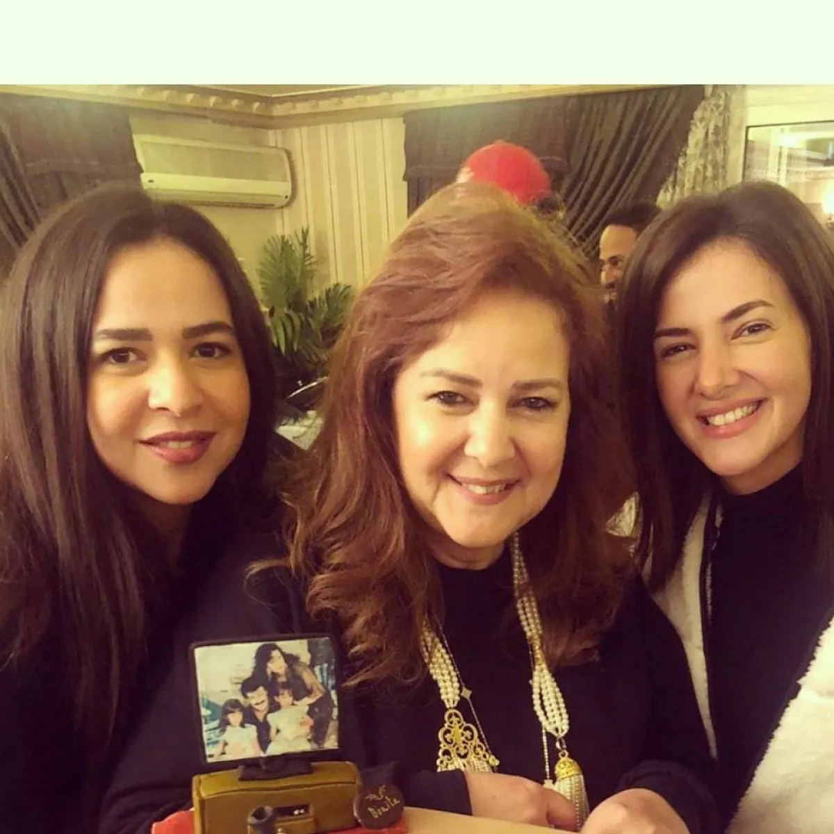 إيمي ودنيا سمير غانم ووالدتهما الفنانة الراحلة دلال عبد العزيز - الصورة من حسابها على انستغرام