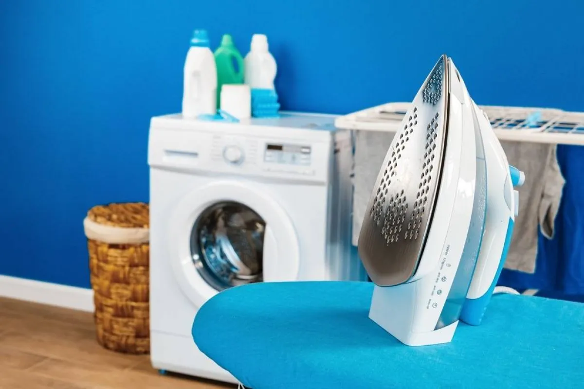  طرق "غريبة" وناجحة في إزالة بقع الشمع العالقة بالملابس 