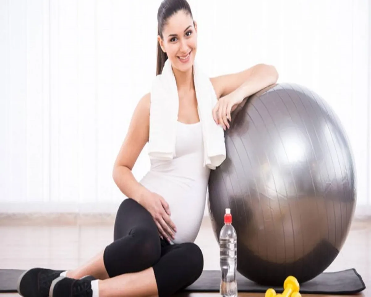 صورة لحامل تمارس الرياضة