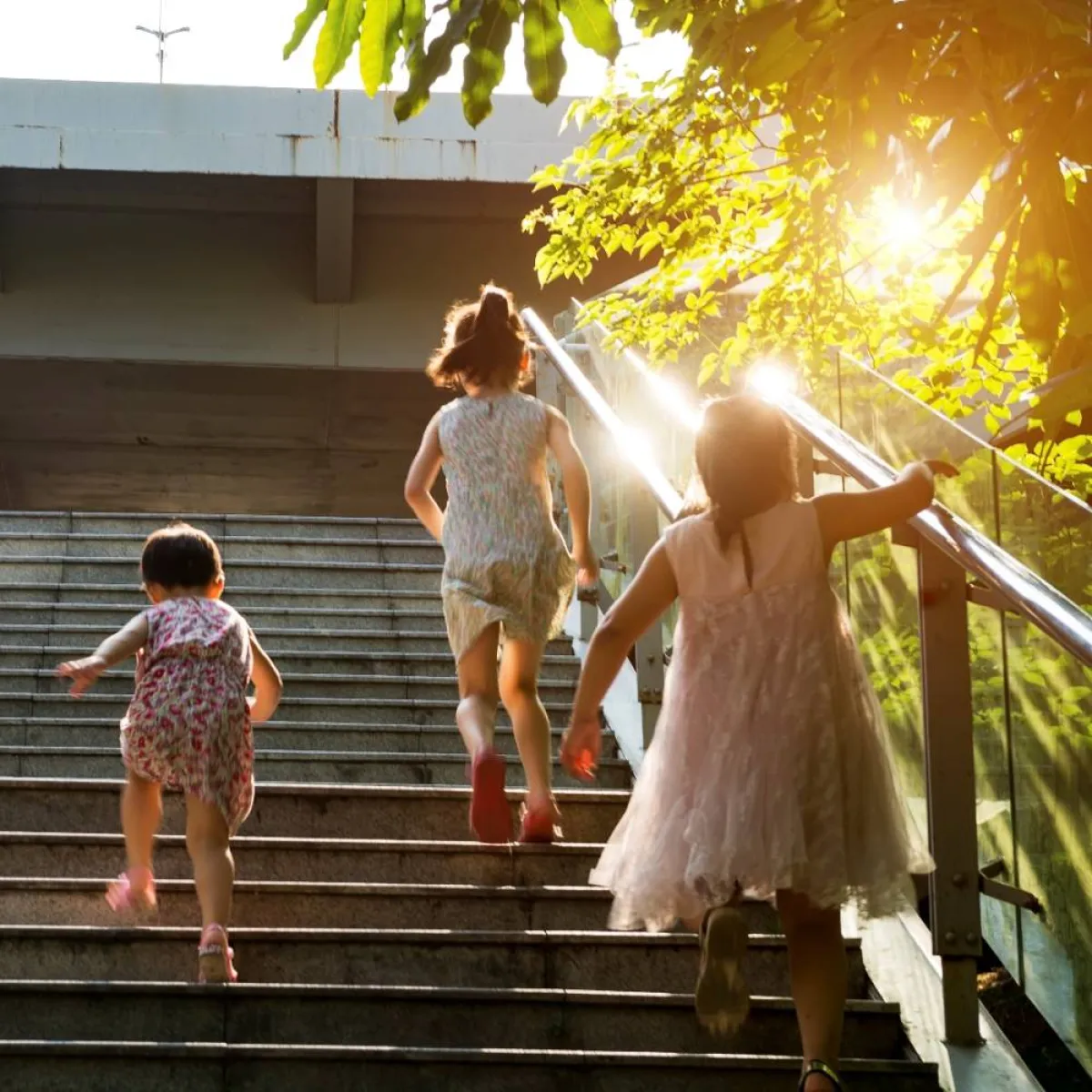 صورة لأطفال يصعدون الدرج في مكان عام