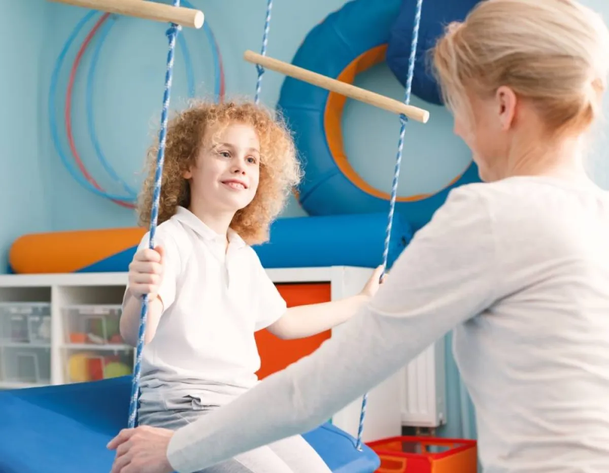 صورة لطفل يمارس اللعب خارج البيت