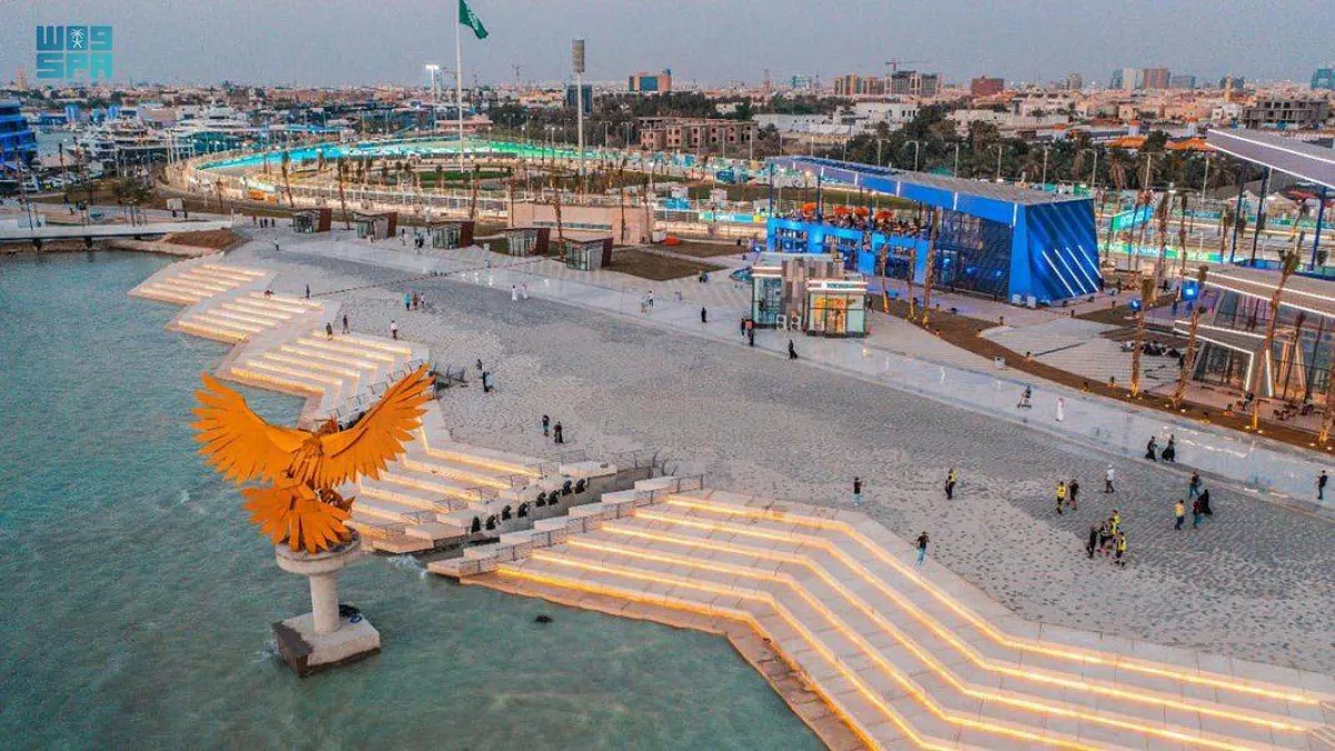 مجسم الصقر الذهبي - الصورة من واس