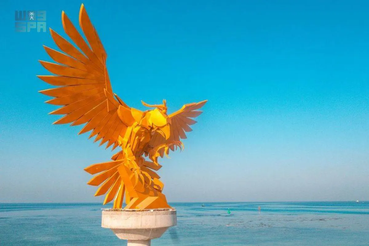 مجسم الصقر الذهبي يستقطب زوار فورمولا1 - الصورة من واس