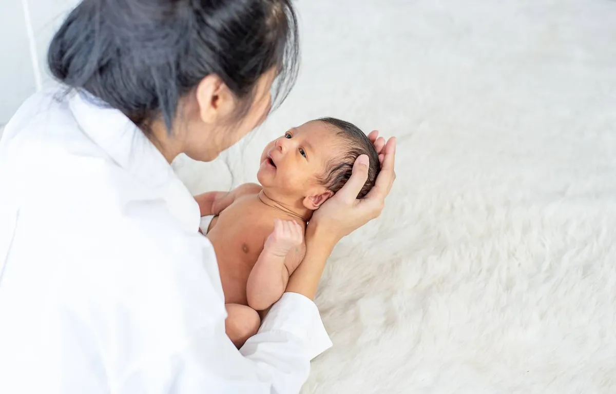 صورة لمولود مع أمه