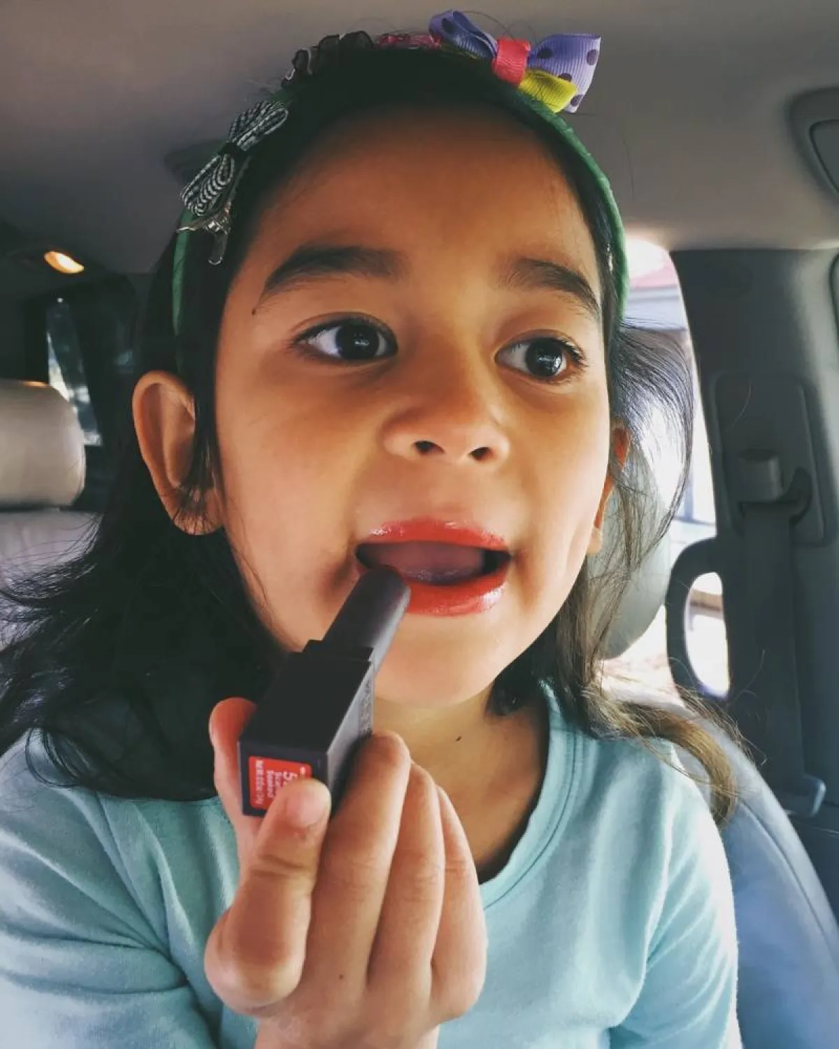 طفلة تضع الماكياج