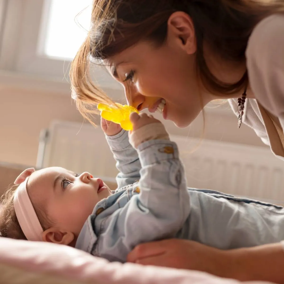 صورة لأم تغني لطفلها