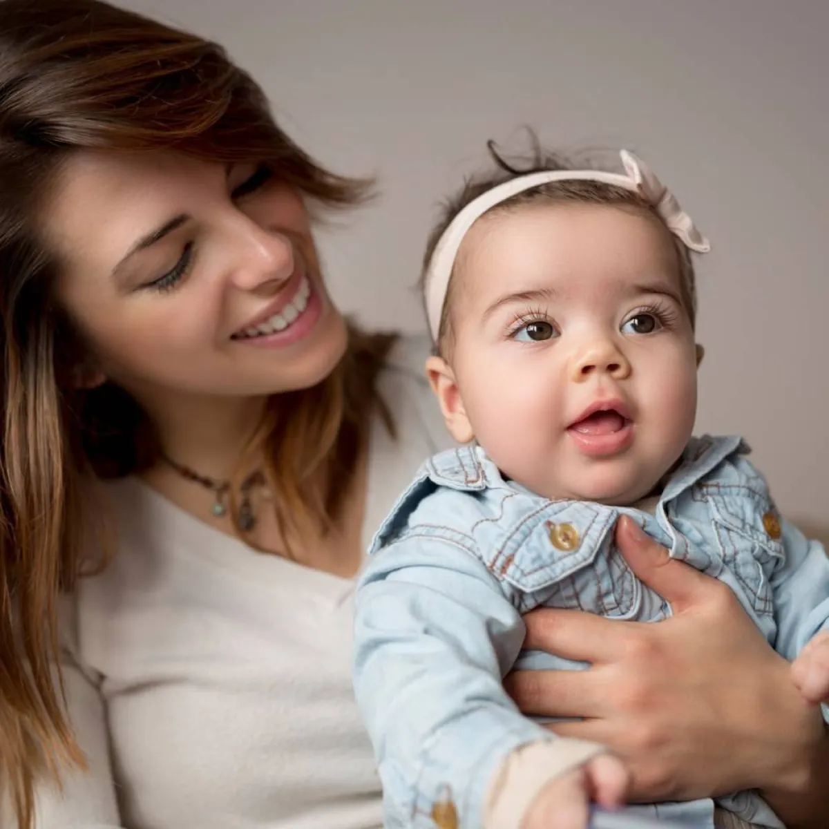 صورة لأم وطفل جميل هاديء