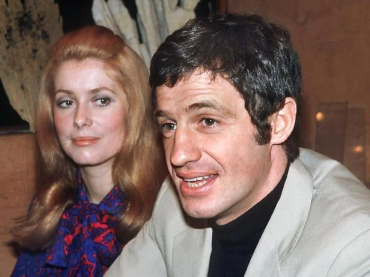 كاترين دونوف مع الممثل الراحل جان بول بلمندو من الحساب الشخصي للممثلة على الفيسبوك