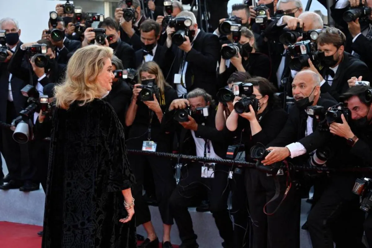 كاترين دونوف على السجاد الأحمر في الدورة الأخيرة لمهرجان كان السينمائي يوليو 2021- الصورة من وكالة الانباء الفرنسية