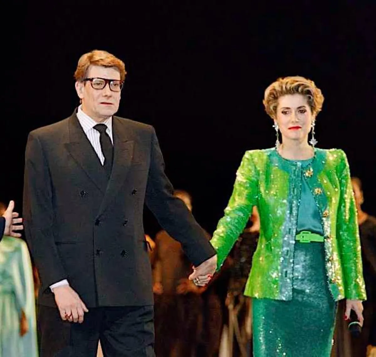 كاترين دونوف مع مصمم الازياء المفضل لديها " ايف سان لوران" الصورة من حسابها على الفيسبوك